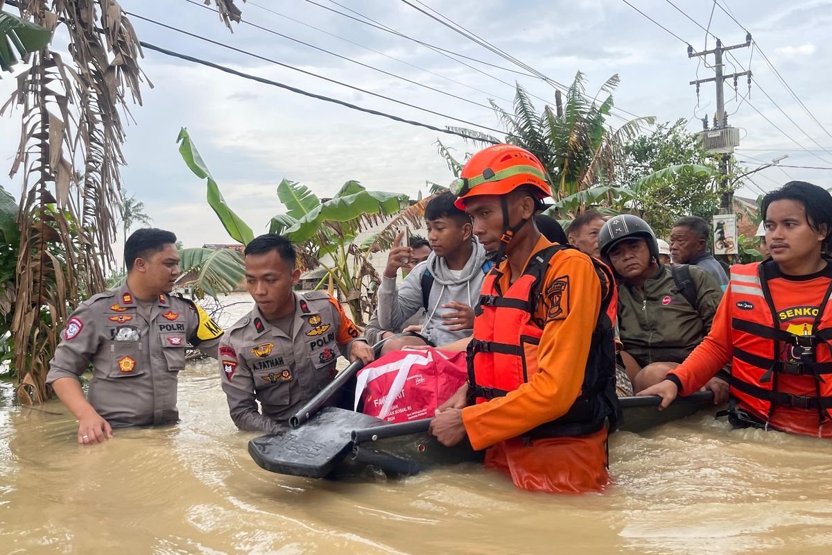 Banjir Karawang Belum Surut Pasca Tanggul Citarum Jebol: Polisi dan BPBD Siagakan Personel di Titik Rawan