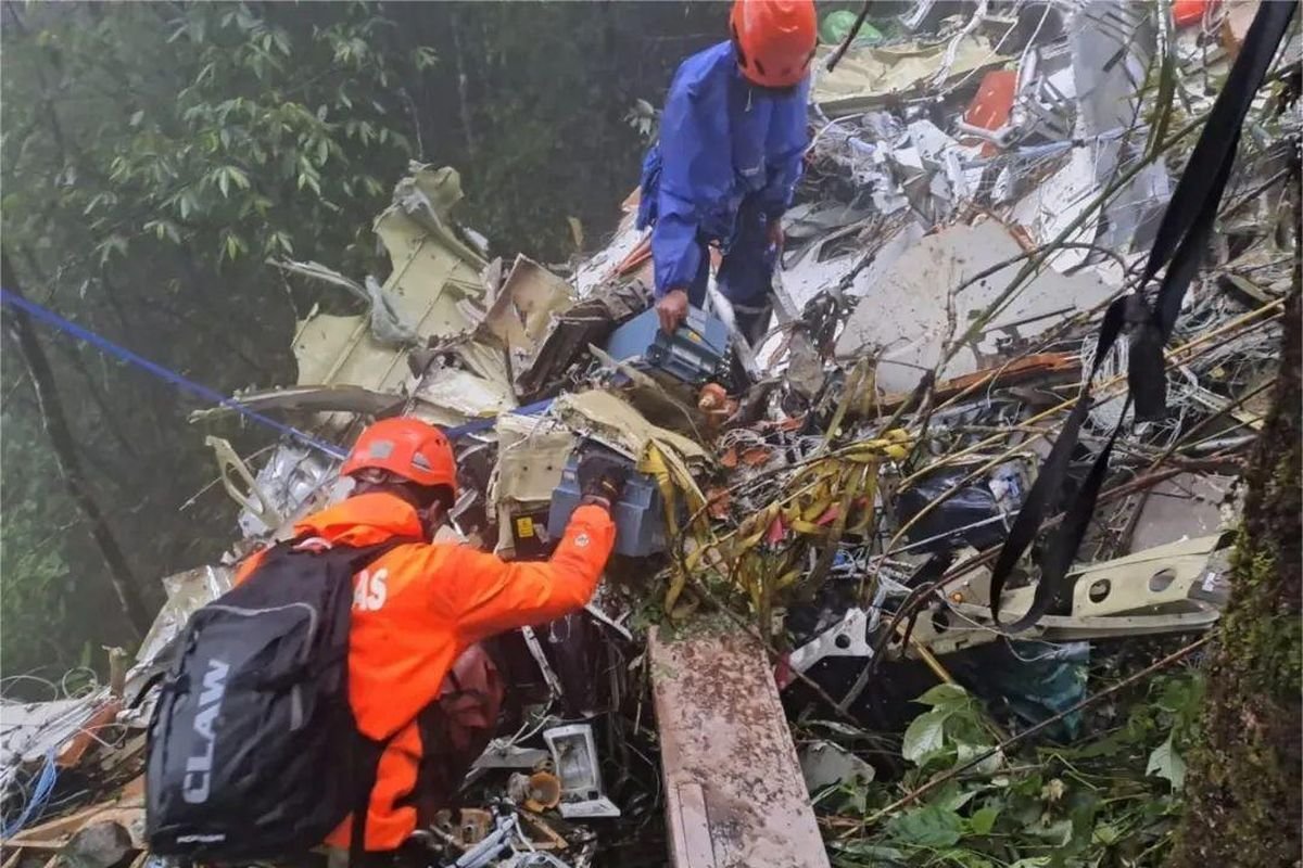 Tragedi Pesawat ATR 42-500 Jatuh di Gunung Bulusaraung: Tim SAR Temukan 6 Jenazah di Lokasi Kejadian