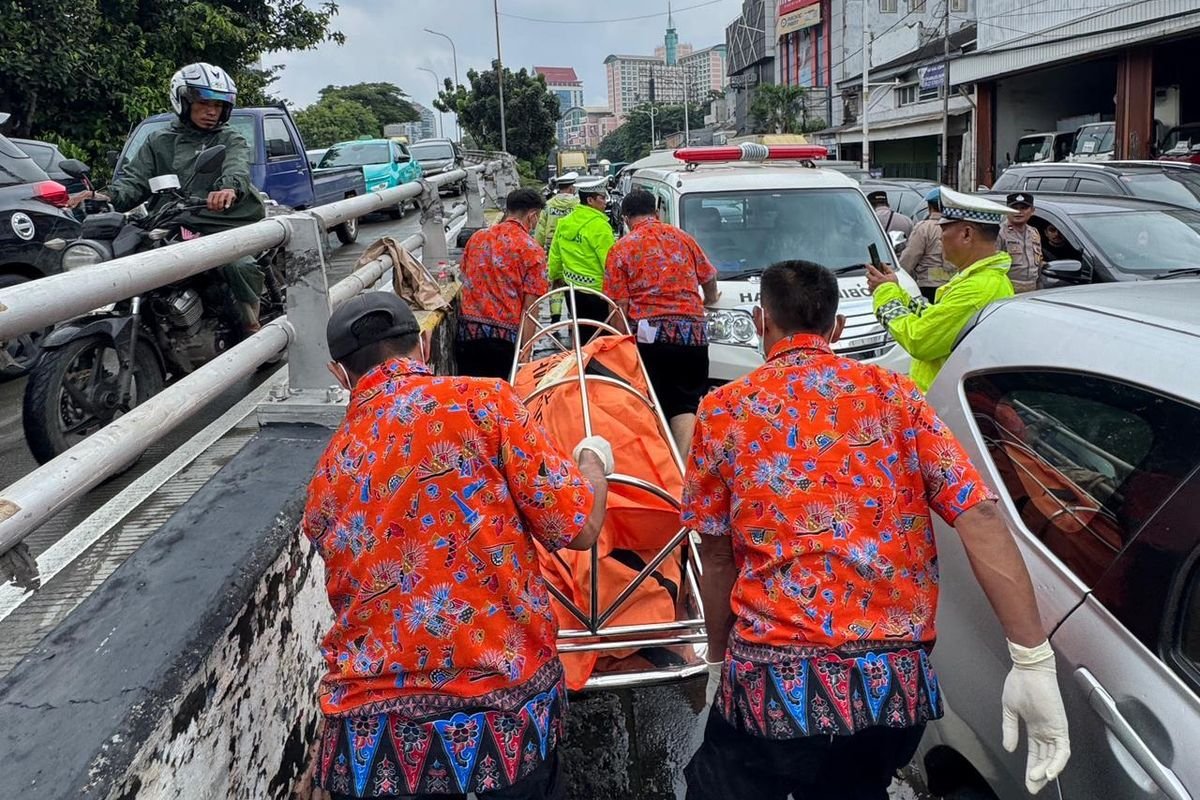 Tragedi Banjir Grogol: Terjebak Genangan Air, Seorang Pengemudi Mobil Ditemukan Meninggal Dunia