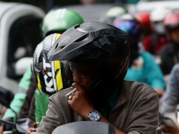 Sanksi Makin Ngeri! Tak Cuma Nyapu Jalan, MK Diminta Cabut SIM Pengemudi yang Nekat Merokok