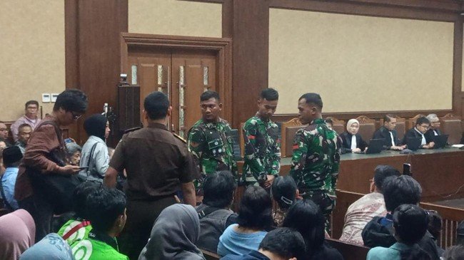 hakim-tegur-tiga-tentara-yang-berdiri-di-ruang-sidang-nadiem-muliadetikcom-1767599927915_169