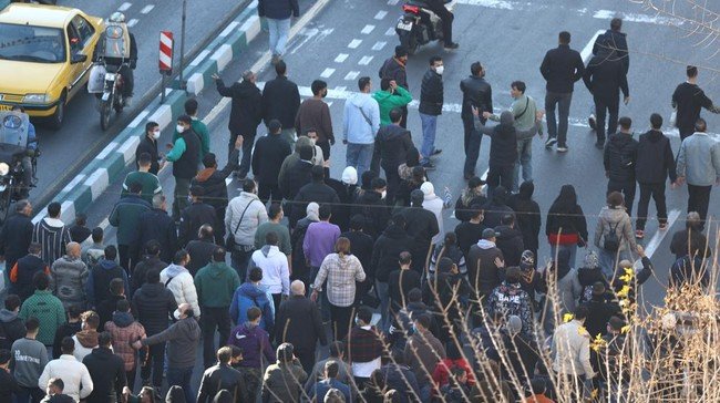 Kerusuhan Iran Kecamuk: 500 Lebih Tewas & Tiga Hari Berkabung Nasional Diumumkan