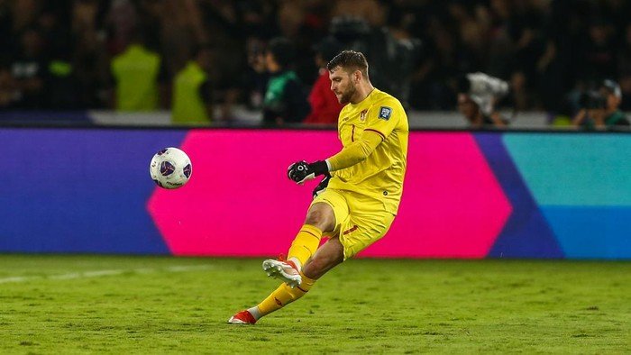 Maarten Paes Siap Menantang Status Quo: Potensi Jadi Kiper Utama Ajax Musim Ini