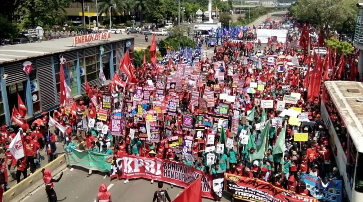 ribuan-buruh-geruduk-istana-28-januari-ump-murah-dan-phk-massal-jadi-pemicu