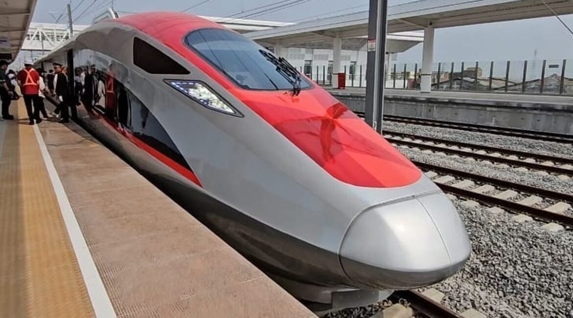 whoosh-resmi-jadi-nama-baru-kereta-cepat-jakarta-bandung-22092023-055943