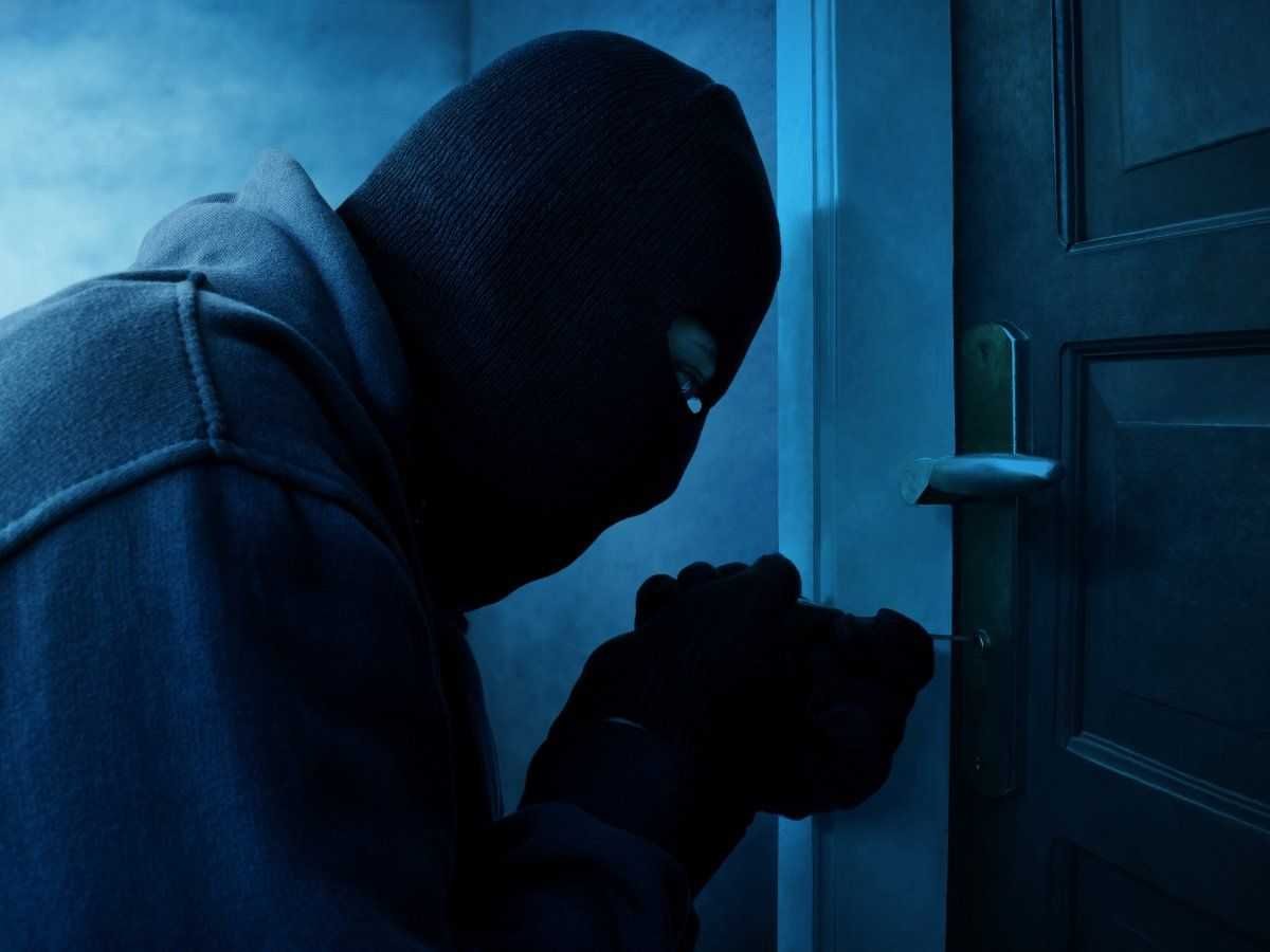 Teror di Tengah Malam: Rumah Anggota DPRD Kabupaten Bogor Nyaris Dibobol Maling, Aksi Pelaku Terekam Jelas!