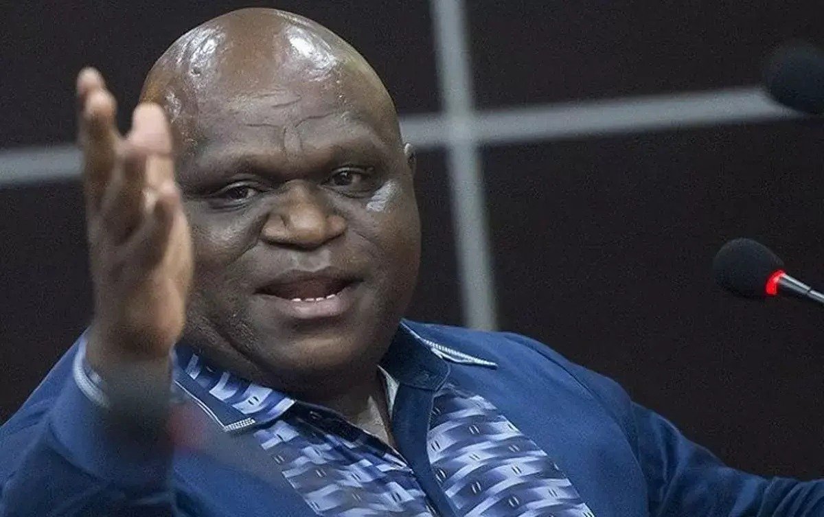 Benturan Gagasan atau Politisasi? Kronologi Lengkap ‘Perang Dingin’ Natalius Pigai vs Mahfud MD Terkait Program MBG