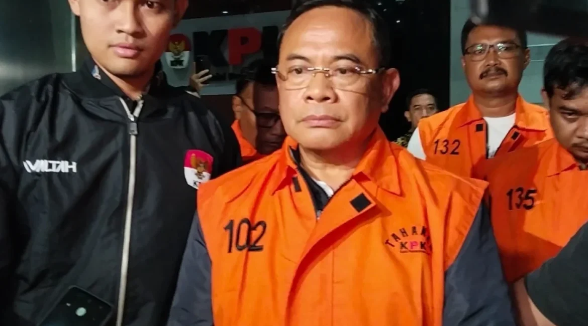 696f96ddccb5a-bupati-pati-sudewo-resmi-mengenakan-rompi-oranye-kpk-setelah-ditetapkan-sebagai-tersangka-jual-beli-jabatan-perangkat-desa-selasa-2012026_1265_711