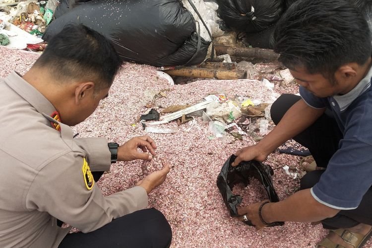 Heboh Penampakan “Gunung” Uang di TPS Bekasi: Berbentuk Gumpalan Cacahan Rp 100.000, Ini Faktanya!