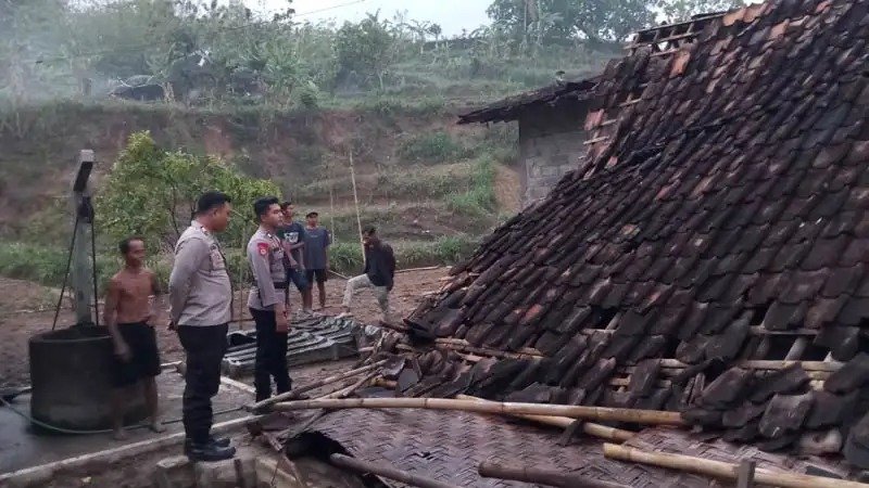 “Tragedi Rumah Tua di Gunungkidul: Ambruk Akibat Lapuk, Timpa Lansia yang Hidup Sebatang Kara”