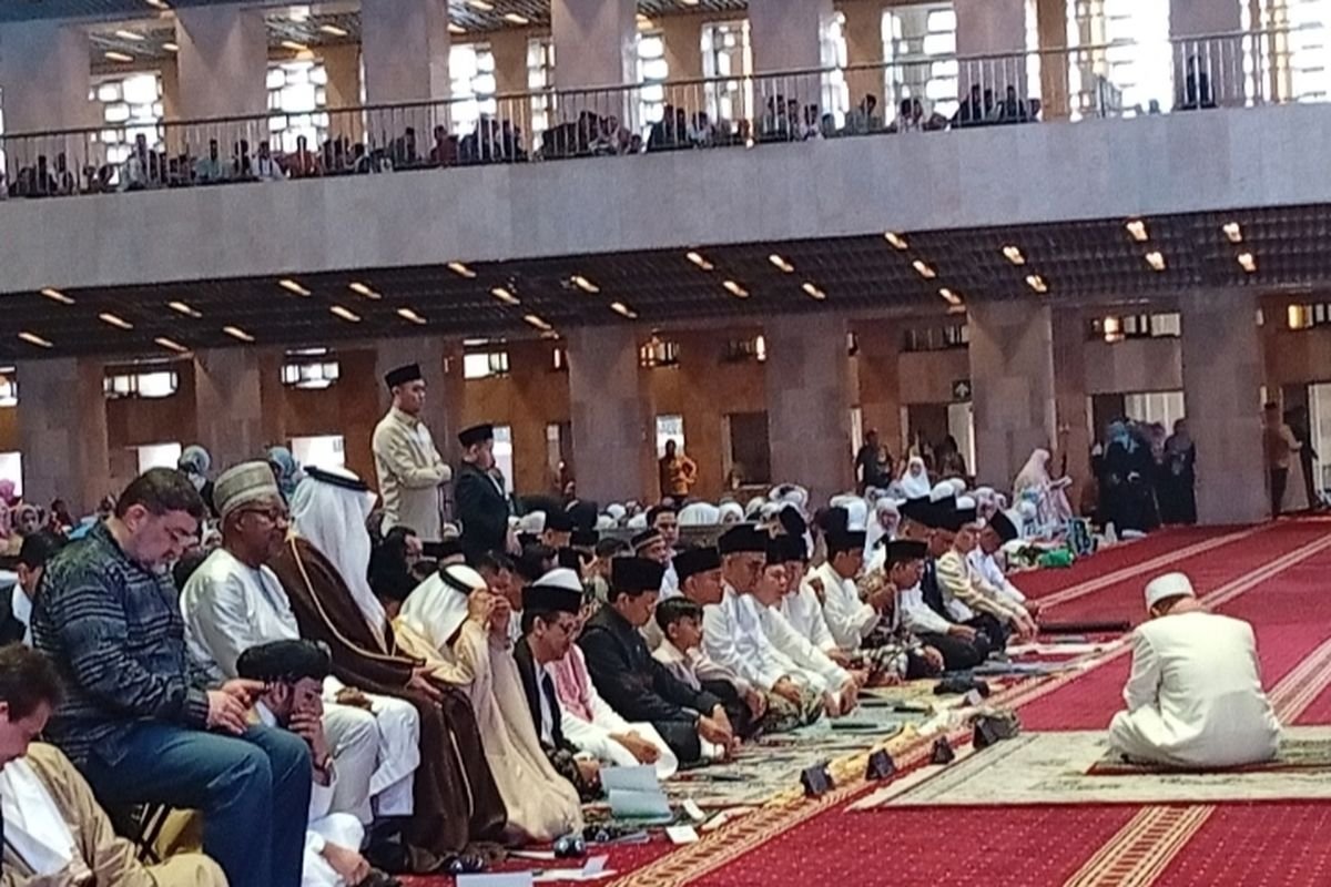 Kekompakan Ayah dan Anak: Wapres Gibran Salat Id di Istiqlal 2026, Jan Ethes Tampil Serasi dengan Koko Krem