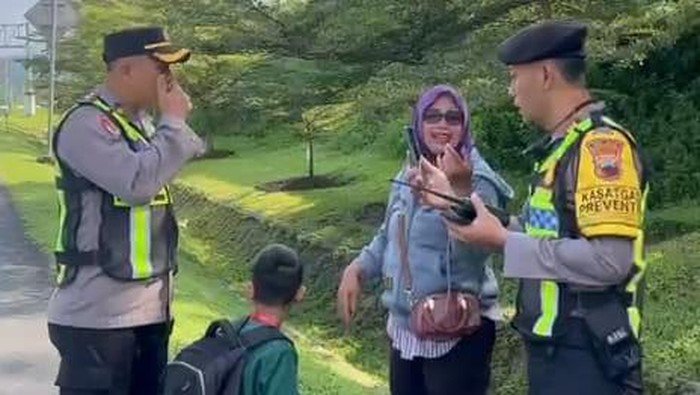 Tega! Sekeluarga Pemudik Bekasi Ditelantarkan Bus di Tengah Tol Semarang-Solo, Polisi Langsung Bertindak
