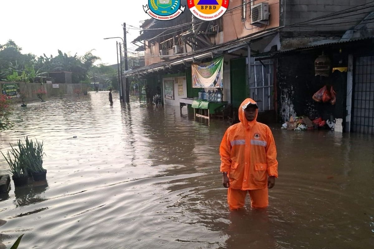 Akses Lumpuh Total! Banjir Rendam Jembatan Penghubung Depok-Tangsel di Cinere, Pengendara Wajib Putar Balik