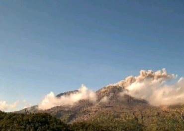 Waspada Badai Abu! Gunung Lewotobi Meletus 2 Kali di Selasa Pagi, Warga Diminta Tetap Siaga