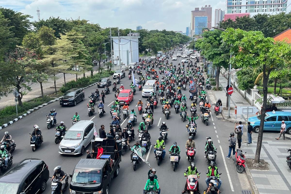 Melawan Monopoli Sistem! Demo Ojol di Surabaya Desak Adanya Perda Soal Sanksi Bagi Aplikator Nakal