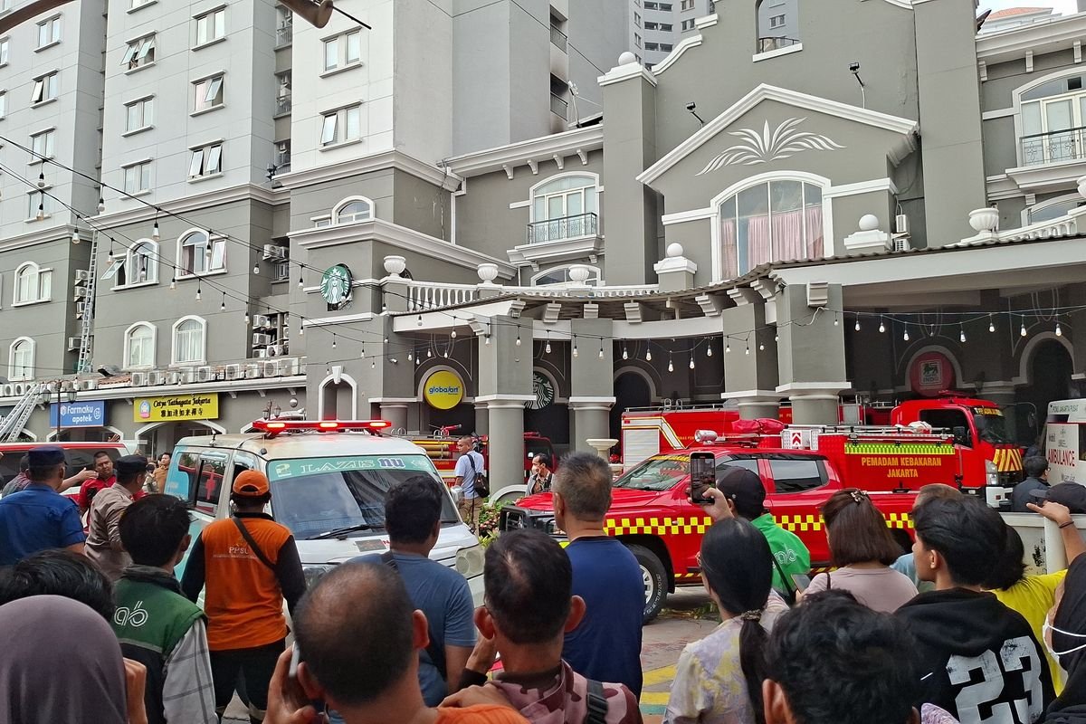 Darurat Gedung Tinggi! Apartemen Mediterania Grogol Terbakar, Ambulans Hilir Mudik Evakuasi Korban