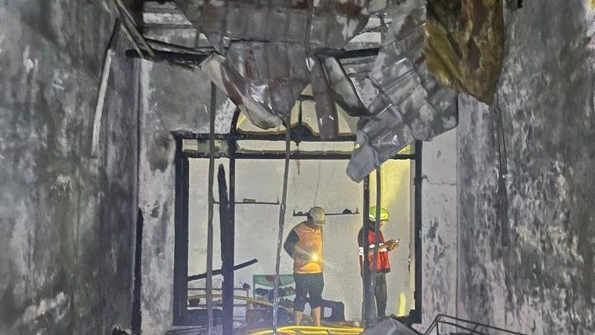 Api Mengamuk di Lantai 2 Mapolres Jakbar, 13 Armada Damkar Langsung Diterjunkan ke Lokasi!