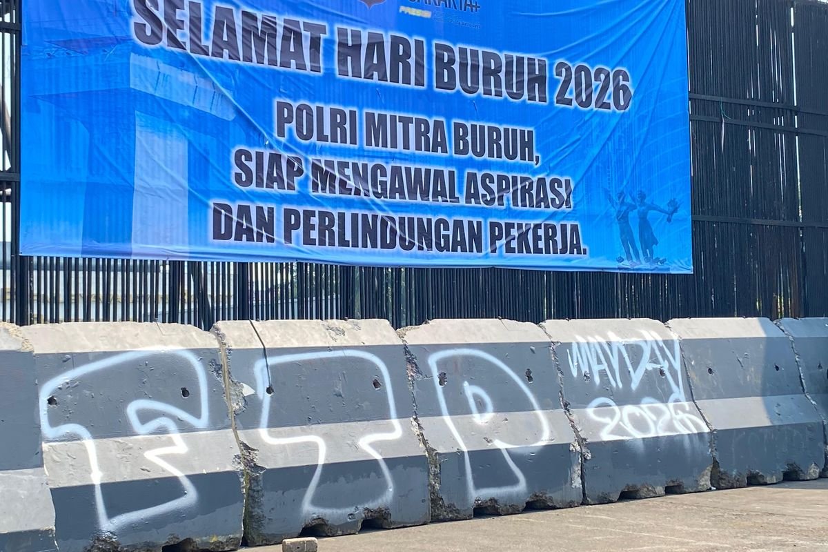 Kreativitas Perlawanan! Saat Barikade Beton di Gedung DPR Disulap Jadi Papan Suara Massa Aksi
