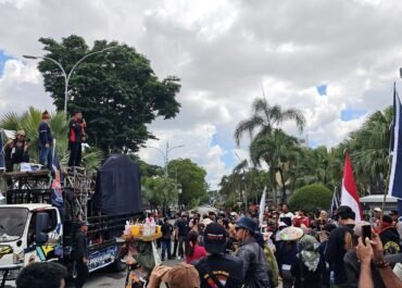 Eskalasi Memanas! Aksi 215 Berlanjut, Massa Desak Gubernur Kaltim Mundur dan Dukung Hak Angket