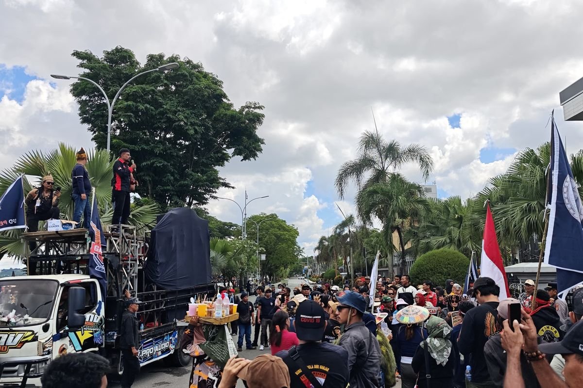 Eskalasi Memanas! Aksi 215 Berlanjut, Massa Desak Gubernur Kaltim Mundur dan Dukung Hak Angket