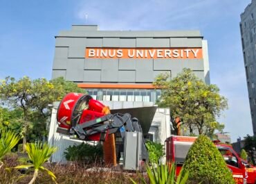 Kepanikan Landa Area Kampus! Kebakaran di Binus Anggrek Jakbar, Api dari Ruang Auditorium Lantai 5