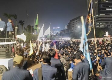 Gelombang Suara Rakyat! Terbukanya Pagar DPR dan Kabar Kemenangan Mahasiswa