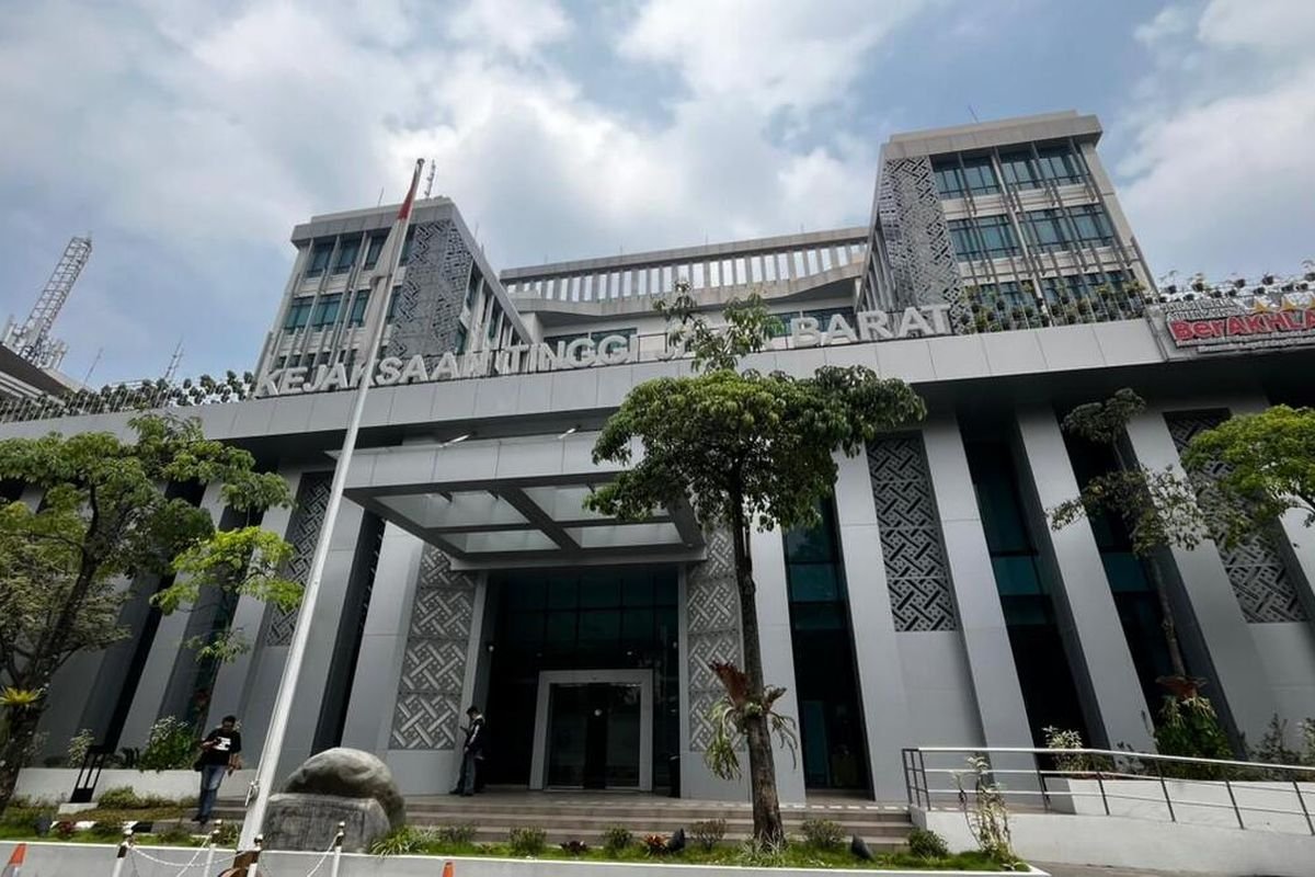 Kooperatif Hadapi Proses Hukum! Jadi Tersangka, Wabup Indramayu Penuhi Panggilan Kejati Jabar Didampingi…