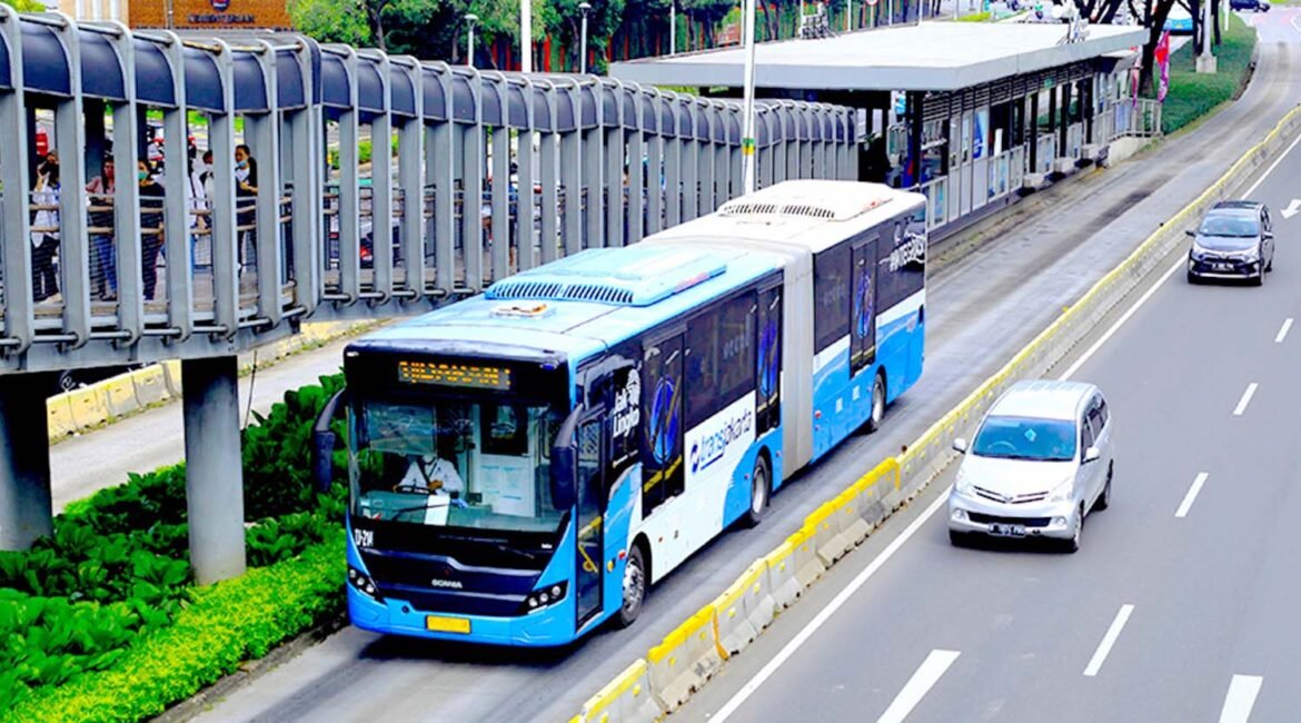 13072023-Salah-satu-bus-Transjakarta-melintas-di-Koridor-3-Sumber-Foto-Transjakarta