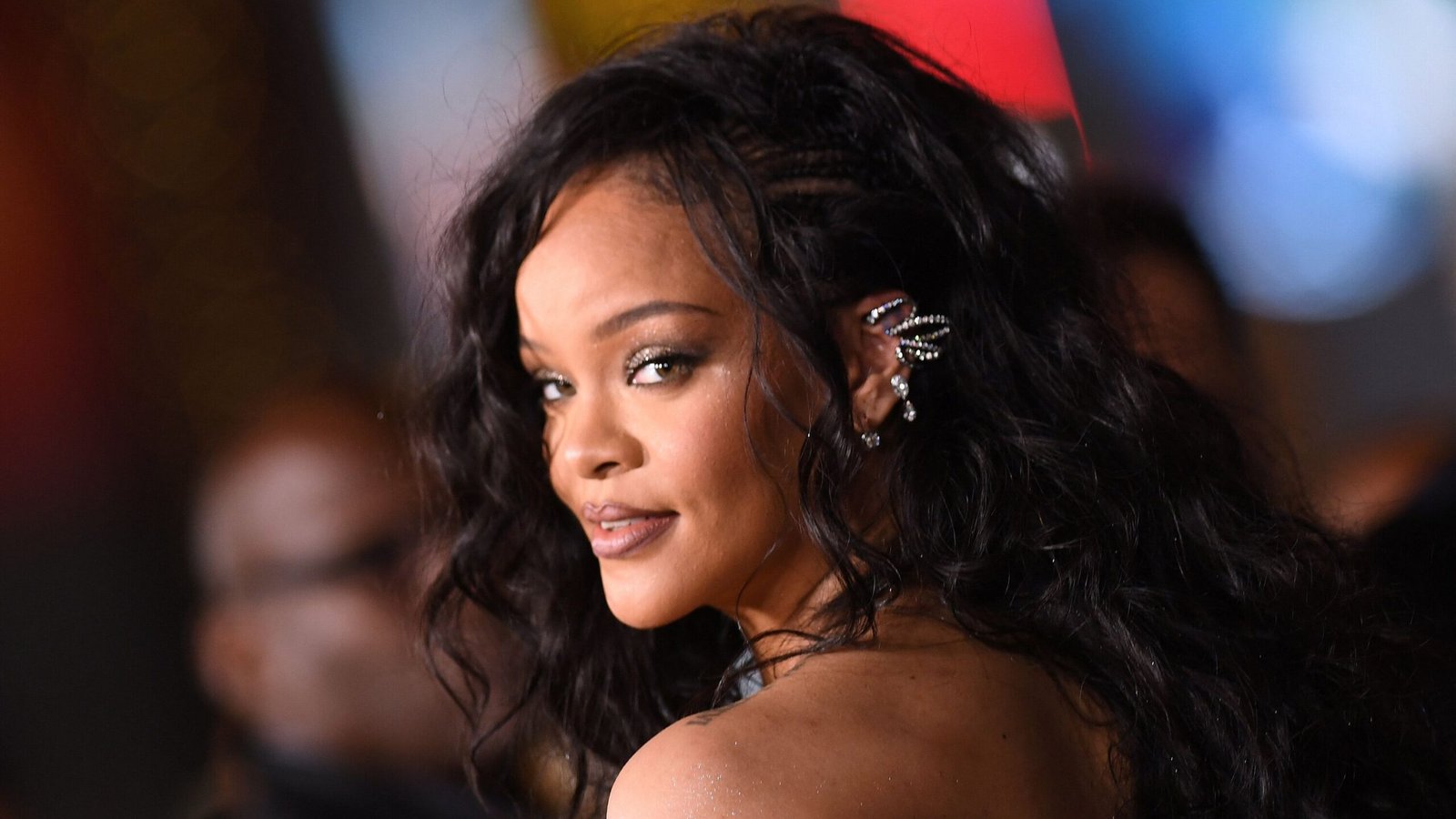 Rihanna Tampil Nyentrik di Crop Over Festival 2026, Kostum Bulu-bulu Jadi Sorotan