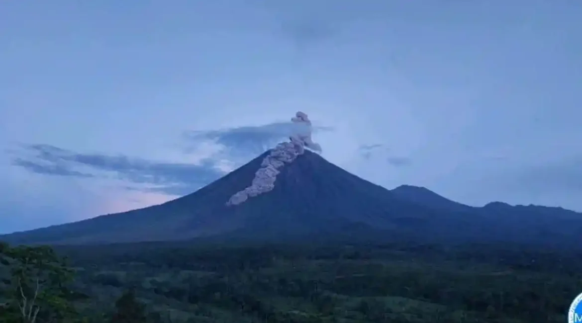 Gunung-Semeru-kembali-meletus