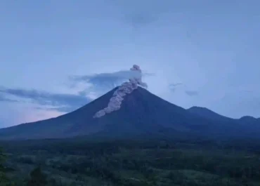 Gunung Semeru Erupsi Lima Kali dalam Sehari, Kolom Abu Capai 700 Meter di Atas Puncak