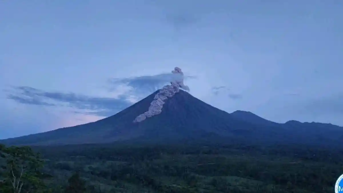 Gunung Semeru Erupsi Lima Kali dalam Sehari, Kolom Abu Capai 700 Meter di Atas Puncak