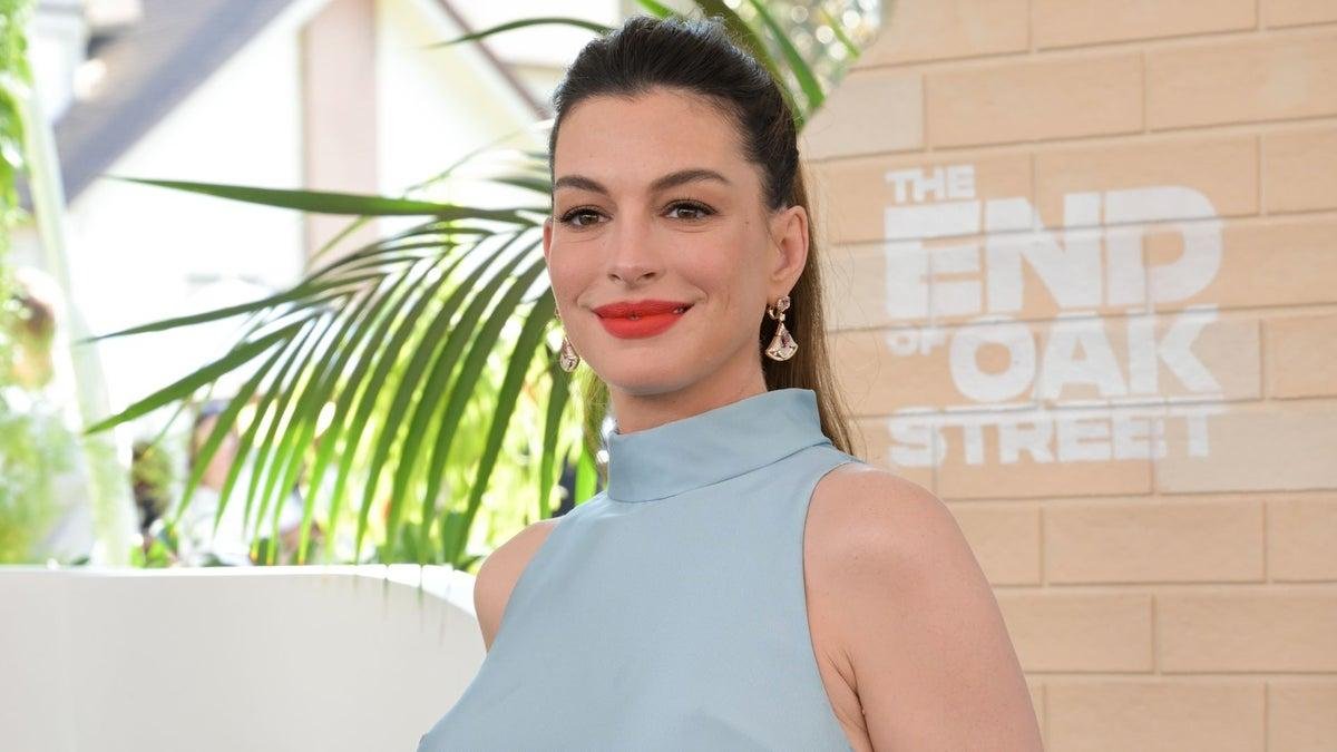 Anne Hathaway Bantah Tuduhan Perut Hamil Palsu: “Fake Hair, Real Bump”