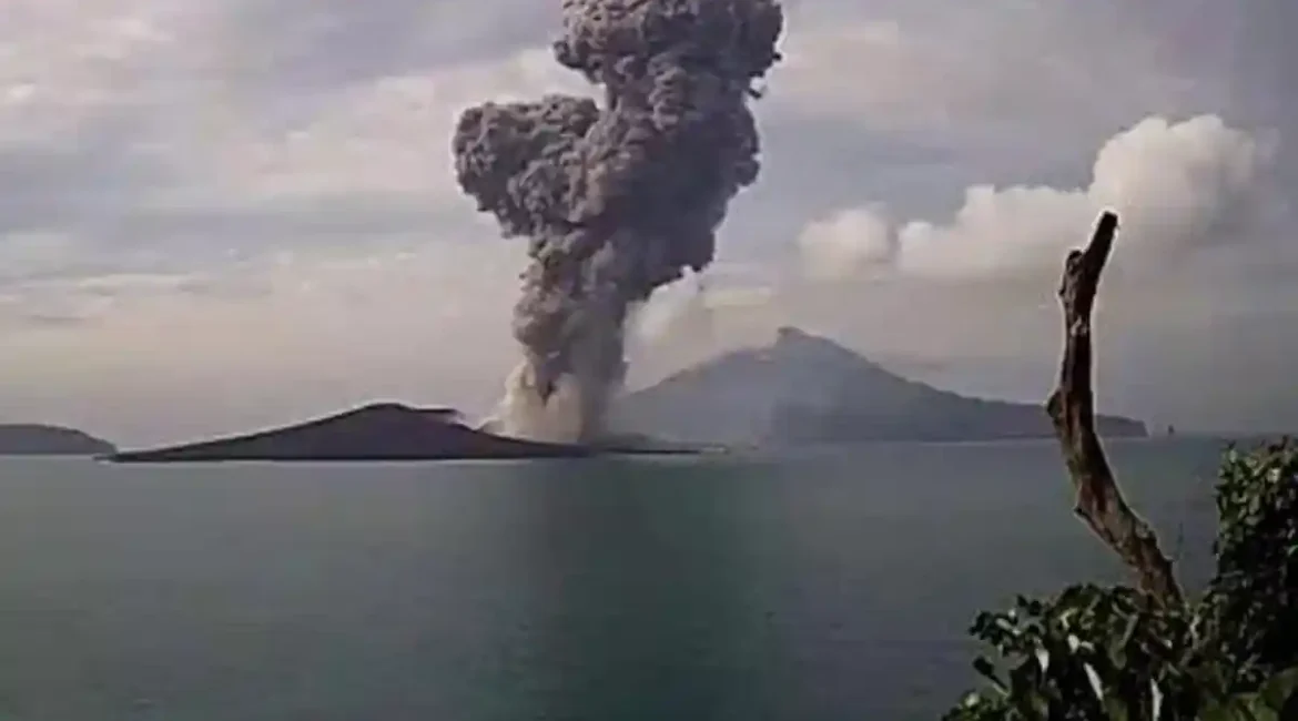 nung-Anak-Krakatau-telah-erupsi-sebanyak-dua-kali-pada-Rabu