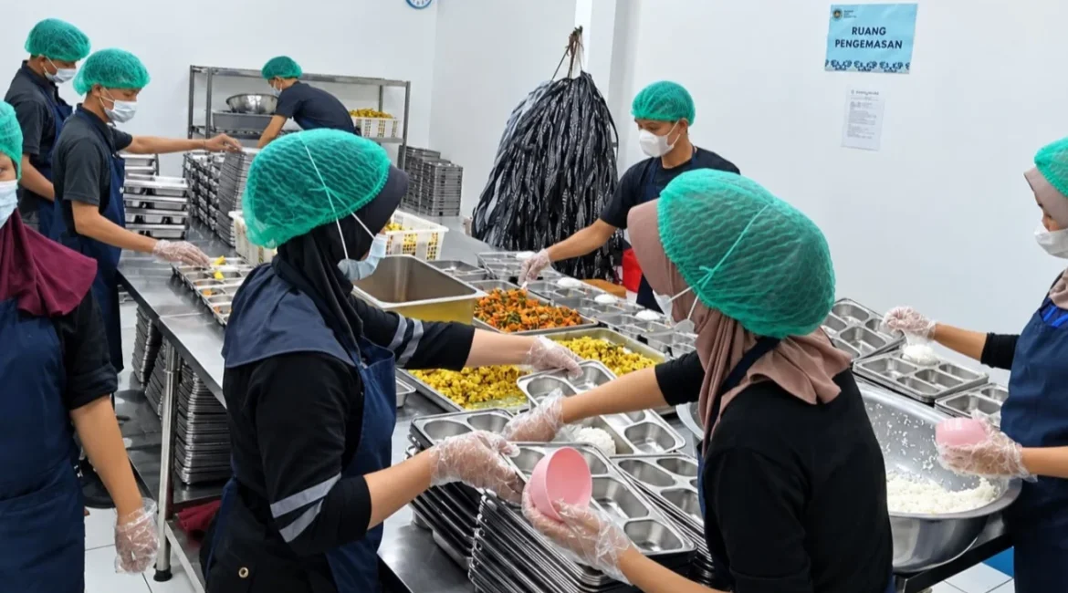 6adf82db3ab0f-program-makan-bergizi-gratis-mbg-turut-berdampak-terhadap-terbuka-lapangan-kerja-baru-bagi-masyarakat_1265_711